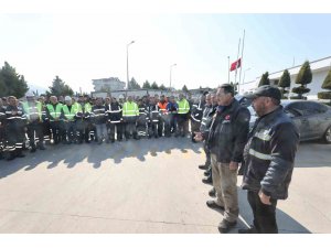 Bakan Dönmez, deprem bölgesinde çalışan elektrik işçilerini ziyaret etti