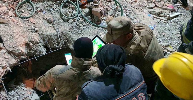 Jandarma 147’nci saatte minik Eylül’ü enkazdan sağ olarak çıkardı