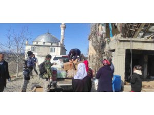 Kahramanmaraş’ta yardım malzemeleri depremzedelere ulaştırılıyor
