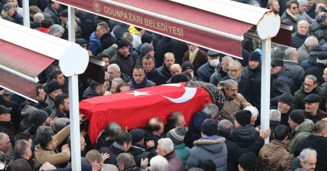 Depremde hayatını kaybeden genç icra müdürü Eskişehir’de toprağa verildi