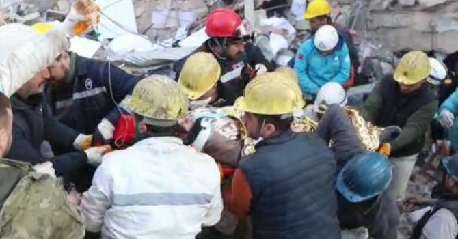 Hatay’dan bir güzel haber daha: 158’inci saatte 17 yaşındaki Asya sağ kurtarıldı