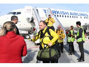 Deprem bölgesinden gelen Alman kurtarma ekipleri İstanbul Havalimanı’nda çiçeklerle karşılandı