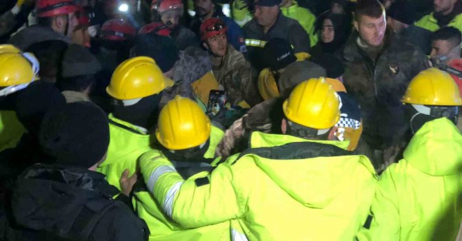 Genç kız 159 saat sonra enkazdan sağ olarak çıkartıldı