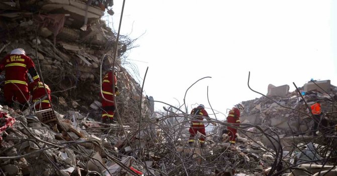 Türk ve El Salvadorlu ekipler 150 saat sonra 1 kadın ve 1 çocuğu enkazdan sağ çıkardı