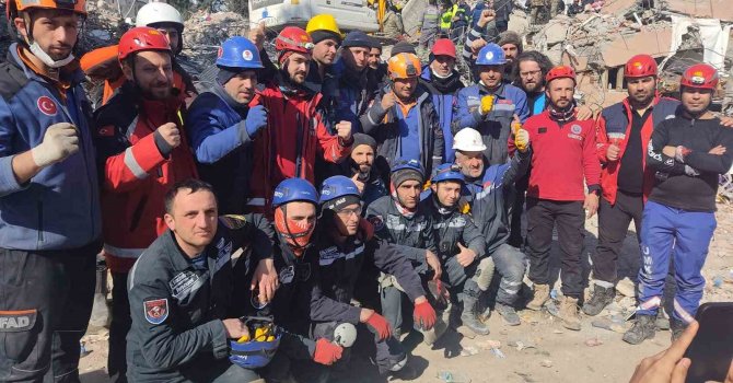 Türk, Ermeni ve ABD’li ekip 2 kadını enkazdan sağ çıkardı