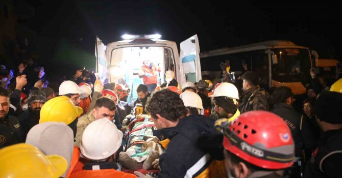 İskenderun’dan 161’inci saatte güzel haber: 50 yaşındaki kadın kurtarıldı