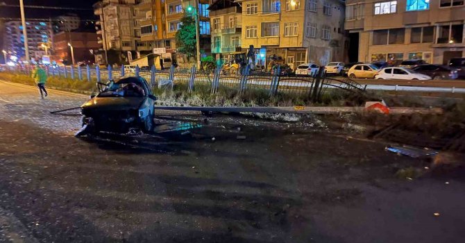 Rize’de aydınlatma direğine çarpan araç takla attı: 2 yaralı