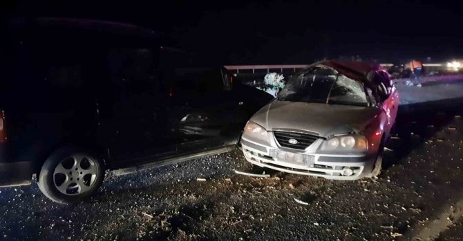 Otomobil ile ticari araç kafa kafaya çarpıştı: 2 yaralı