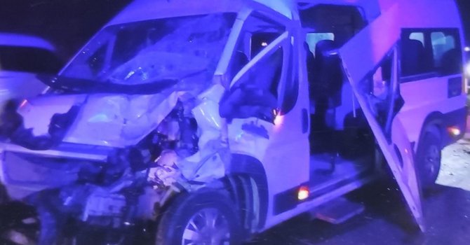 Servis minibüsü saman yüklü kamyonetle çarpıştı: 10 yaralı