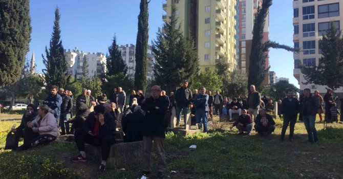 Bina yıkımını topluca mezarlıktan izlediler