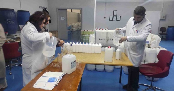 Öğretmen ve öğrencilerden hijyen malzemesi ve odun yardımı