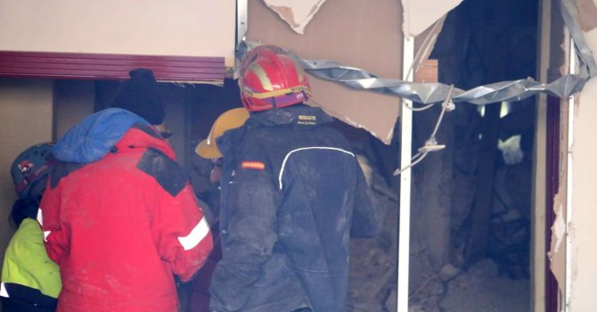 Tıkırdı ile gelen umutla ’anne ile bebeğine’ ulaşılmaya çalışılıyor