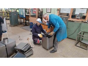 Eskişehir’de meslek lisesi öğretmenlerinden deprem bölgesine çadır sobası
