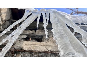 Ağrı’da dev buz sarkıtları oluştu