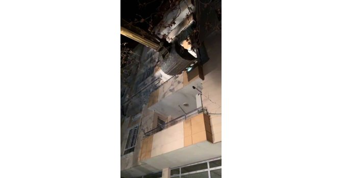 Depremden hasar gören apartmandan kedi kurtarıldı