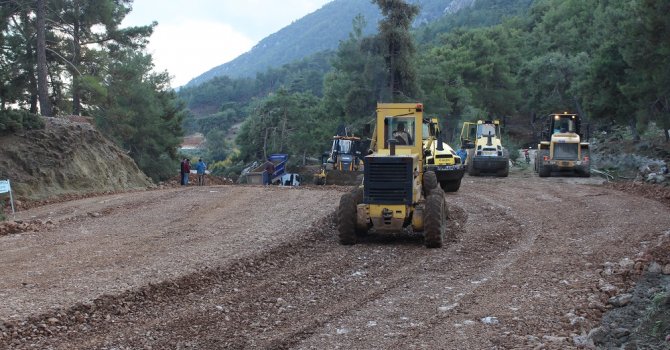 Büyükşehir kırsalda yol çalışmalarını sürdürüyor