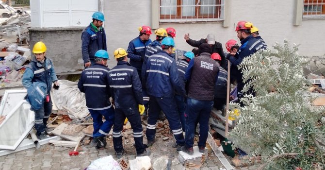 Siirt ekibi enkazdan 30 vatandaşı kurtarmayı başardı