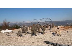 MSB: "Mehmetçiğin deprem bölgesinin pek çok noktasında çadır kurma çalışmaları hummalı şekilde sürüyor"