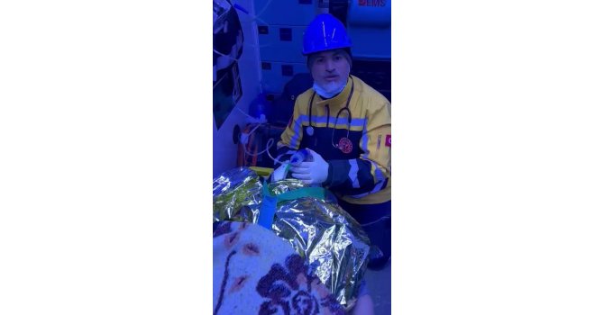 Enkazdan çıkarılıp ambulansa alınan kadın: "Param yok ne olur beni özel hastaneye götürmeyin"