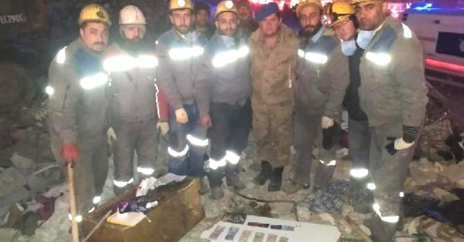 Enkazda buldukları para ve değerli eşyaları güvenlik güçlerine teslim ettiler