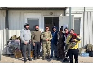 Mehmetçik, depremden etkilenen işitme engelli vatandaşların yardımına koşuyor