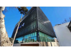 Binlerce yapının yok olduğu Adıyaman’da şaşırtan bina