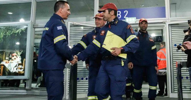 Türkiye’den ayrılan Yunan arama-kurtarma ekipleri Atina’da ilgiyle karşılandı