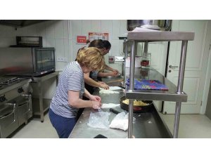 Datça’da kadınlar depremzedeler için kolları sıvadı