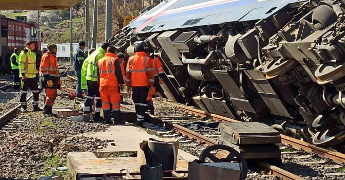 Şiddetli deprem tren vagonlarını devirdi, rayları tahrip etti