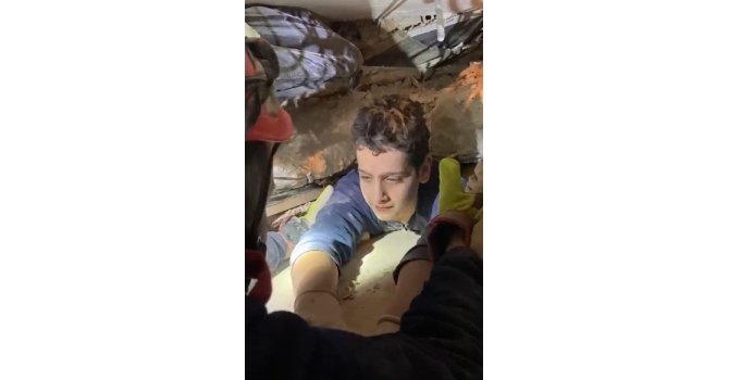 14 yaşındaki Burak, mahsur kaldığı enkazdan açılan delikle kurtarıldı
