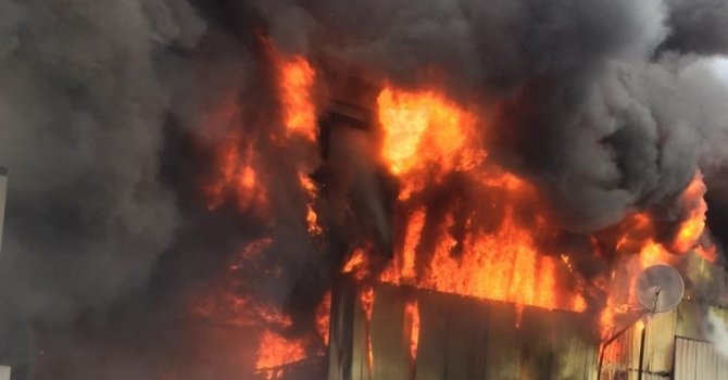Sultangazi’de fabrika alev alev yandı