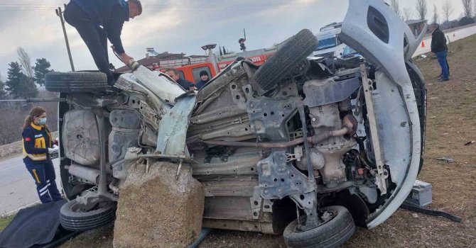 Aydınlatma direği otomobili kemer gibi sararak sıkıştırdı