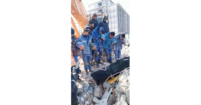 Çinli arama kurtarma ekibinden enkaz altından cansız çıkardıkları depremzedeye son veda