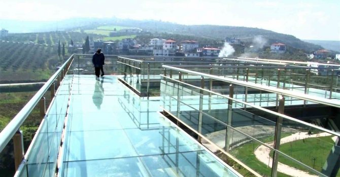 Cam teras depremde zarar görmedi