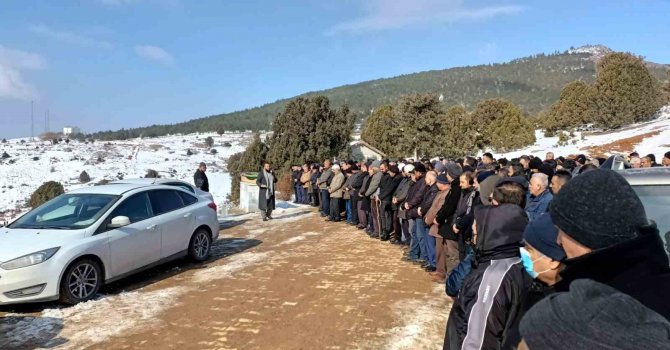 Hatay’da 14 katlı binanın enkazında can veren öğretmen Konya’da toprağa verildi