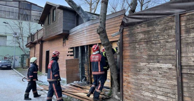 Kafede çıkan yangın itfaiye ekiplerince söndürüldü