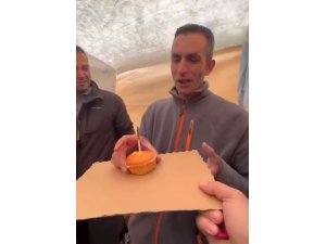 Doğum gününü arama kurtarma çadırında kutladılar