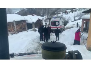 Kardan kapanan yol açıldı, ambulans hastaya ulaştı