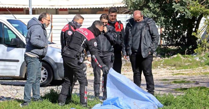 Antalya’da boş arazide erkek cesedi bulundu