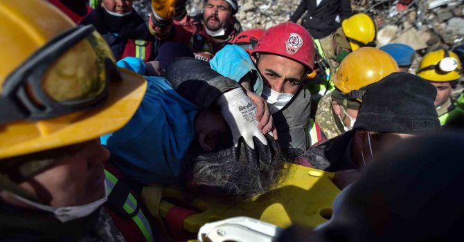 180’inci saatte enkazdan sağ çıkarılan kadın: “Çok üşüdüm, ayaklarımı örtün”