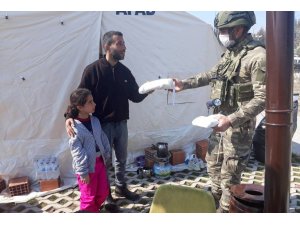 Mehmetçik arama kurtarma çalışmalarının yanı sıra hijyen kiti dağıtımı da yapıyor