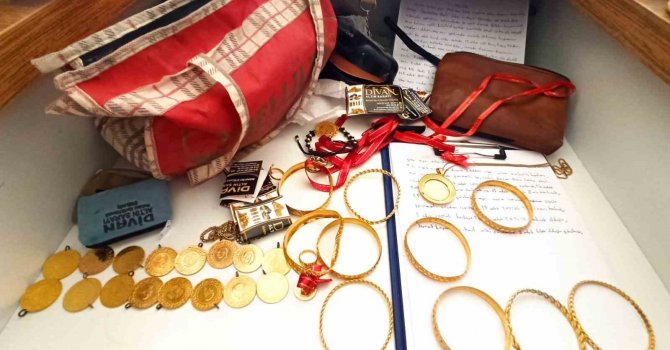 Enkazdan çıkartılan 971 bin lira değerinde para ve altın ile çelik kasa polise teslim edildi
