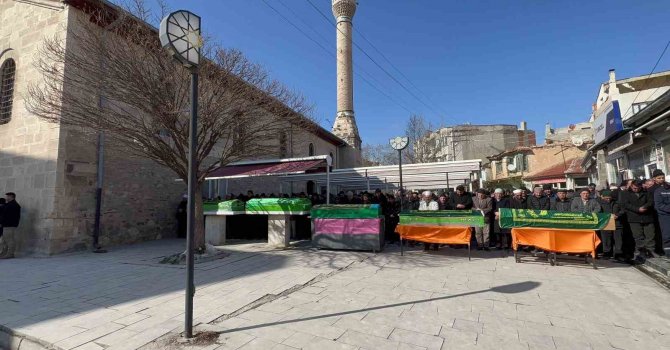 Depremde hayatın kaybeden Jurnal ailesi toprağa verildi