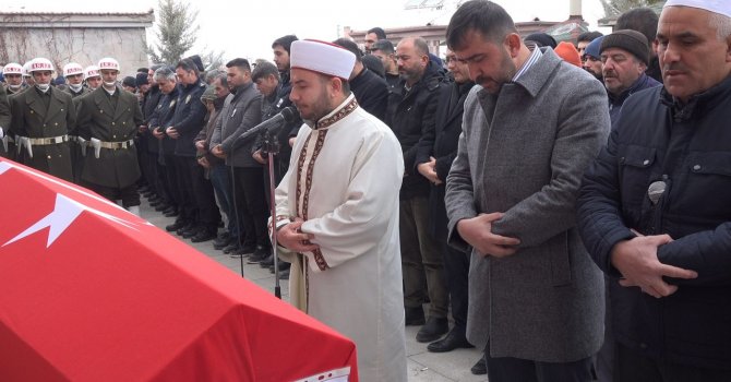 Depremde hayatını kaybeden Aksaraylı uzman çavuş ve ailesi toprağa verildi