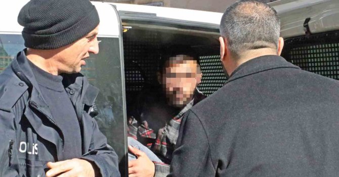 Parkta oturan kadının kapkaç kabusu, vatandaş müdahalesiyle engellendi