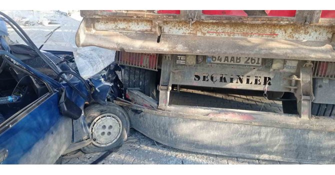 Park halindeki kamyona çarpan otomobildeki yolcu öldü