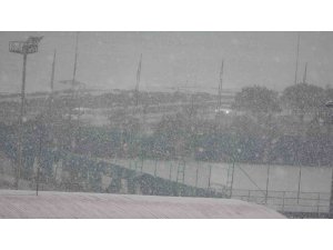 Trabzon’da şehir merkezine mevsimin ilk karı yağdı