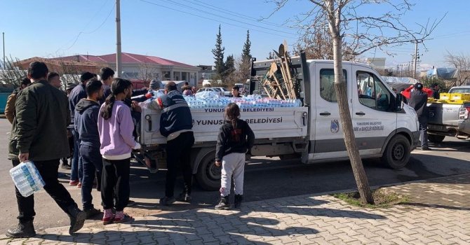 Yunusemre depremzedelerin yaralarını sarıyor