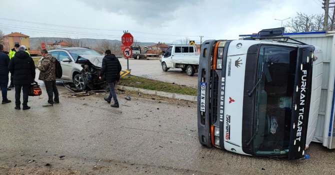 Otomobille çarpışan kamyon yan yattı
