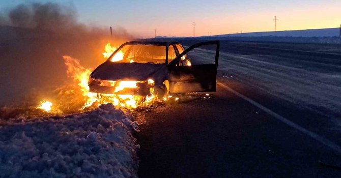 Deprem bölgesinden dönerken otomobilleri alev alev yandı